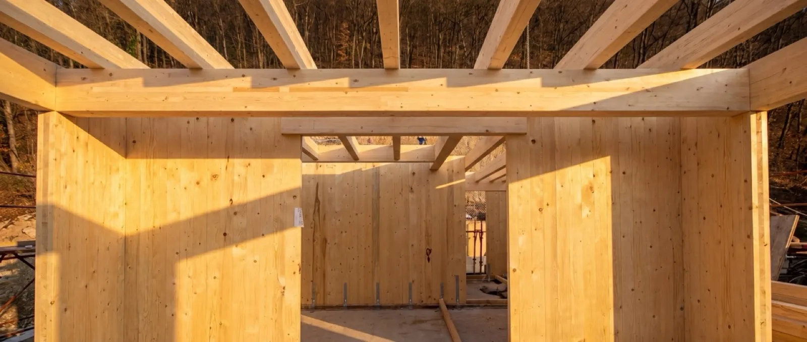 Struttura in legno X-LAM a vista, come in un cantiere: immagine generata con l'AI, non una foto di cantiere.