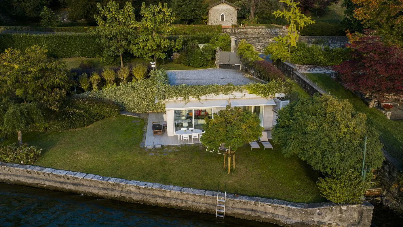 Casa con tetto verde e giardino in riva al Lago d'Orta, vista dall'alto.