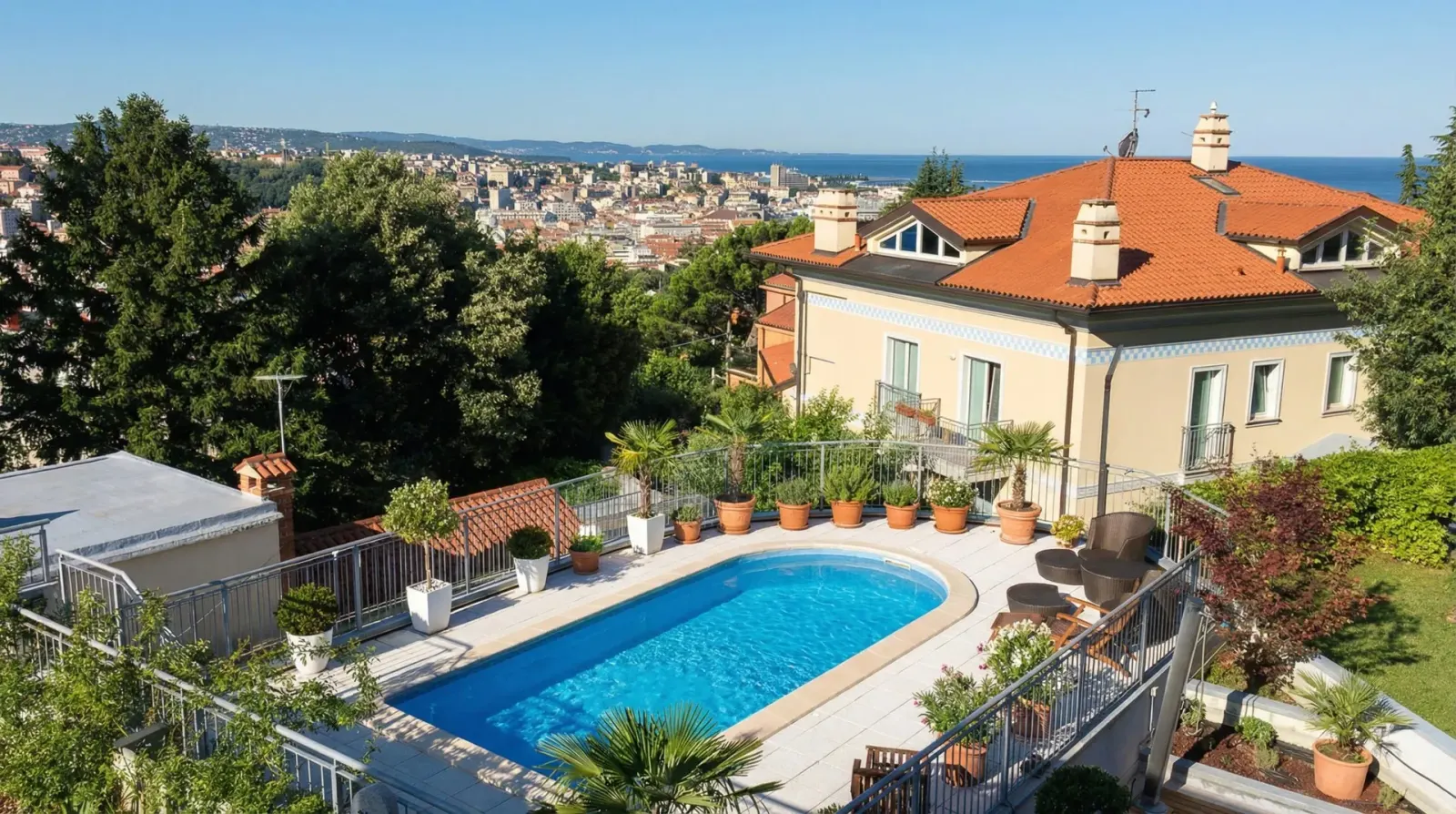 Villa con piscina sulla collina, la città e il golfo sullo sfondo (immagine generata con l'AI).