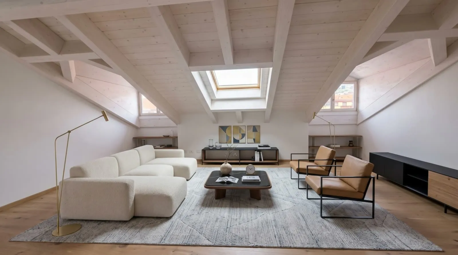 Home staging virtuale: una mansarda vuota che si arreda; gli arredi sono simulati con l'AI.